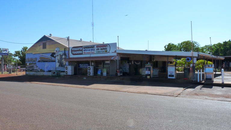 Supermarket mit Tankstelle